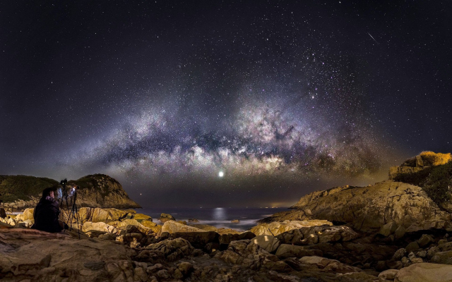 2000x1250 pix. Wallpaper Milky Way, galaxy, long exposure, moon, starry night, sea, stars, nature, landscape, space