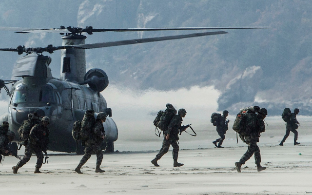 1920x836 pix. Wallpaper boeing, CH-47, chinook, military, helicopter, beach, soldier, south korea, aircraft