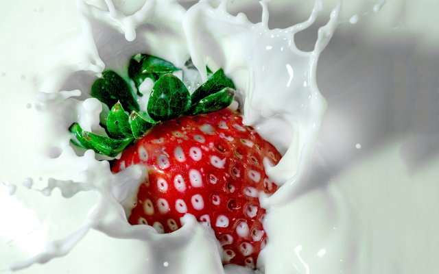 4928x3264 pix. Wallpaper strawberry, milk, food, splash