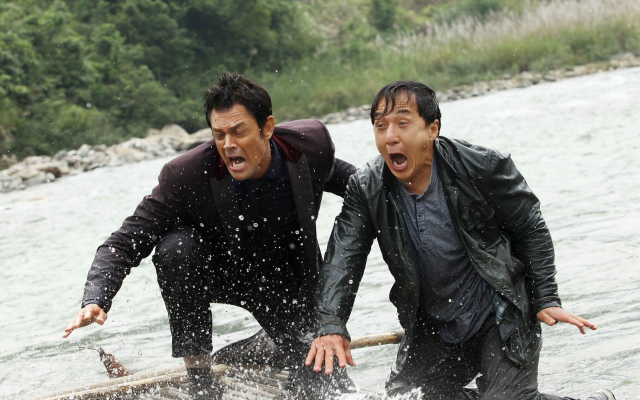 5500x3103 pix. Wallpaper skiptrace, jackie chan, benny black, johnny knoxville, connor watts, actors, movies, river, wet, suit