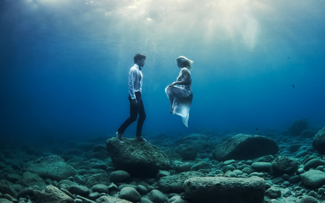 2000x1142 pix. Wallpaper couple, men, women, sea, underwater
