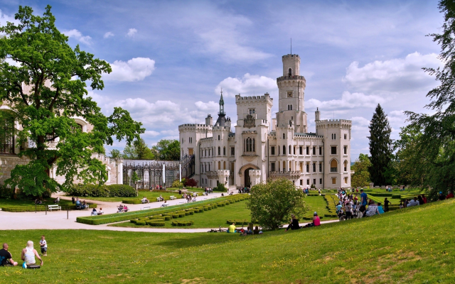 2774x1346 pix. Wallpaper hluboka castle, castle, park, czech republic, city, grass
