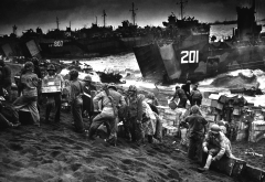 world war 2, iwo jima, war, soldier, monochrome, military, troops, ship wallpaper