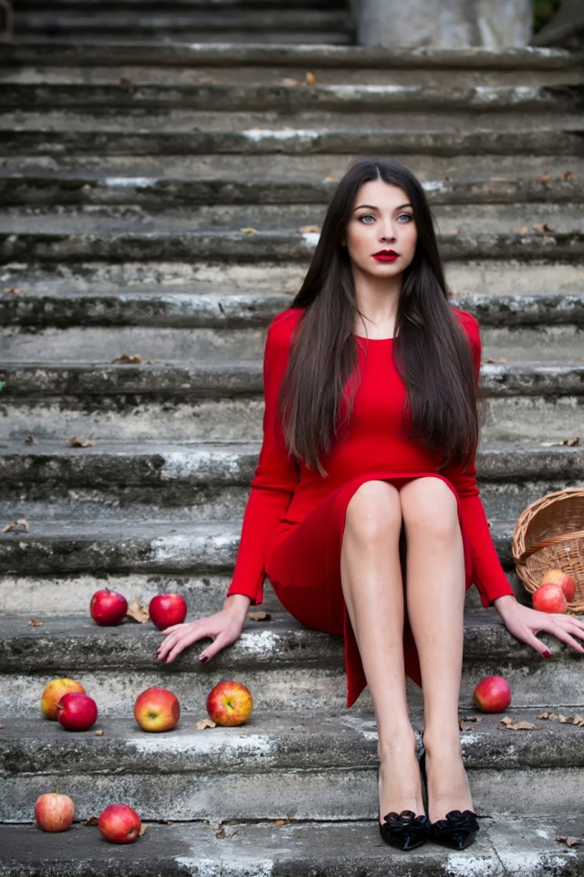 Фотосессия девушки в студии на лестнице. Армянские девушки с яблоками. Девушка с яблоком в полный рост. Brunettes dress