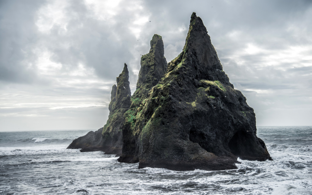 2048x1367 pix. Wallpaper cliff, sea, moss, clouds, water, waves