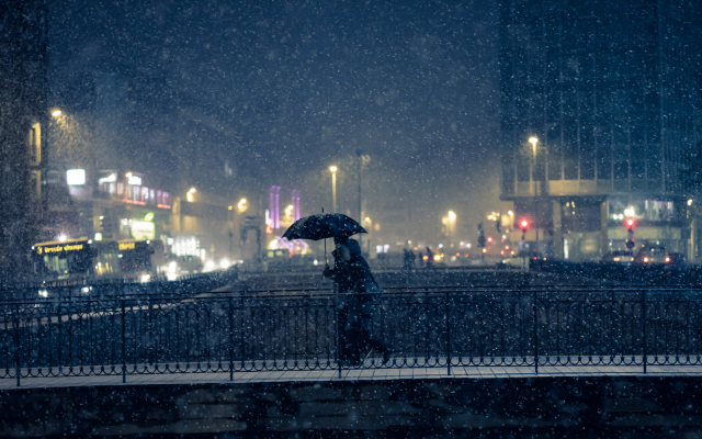 2048x1152 pix. Wallpaper bridge, people, umbrella, bus, lights, snow, dark, city
