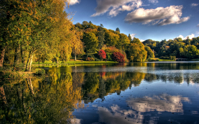 3840x2400 pix. Wallpaper nature, autumn, lake, tree, shore, clouds, reflection