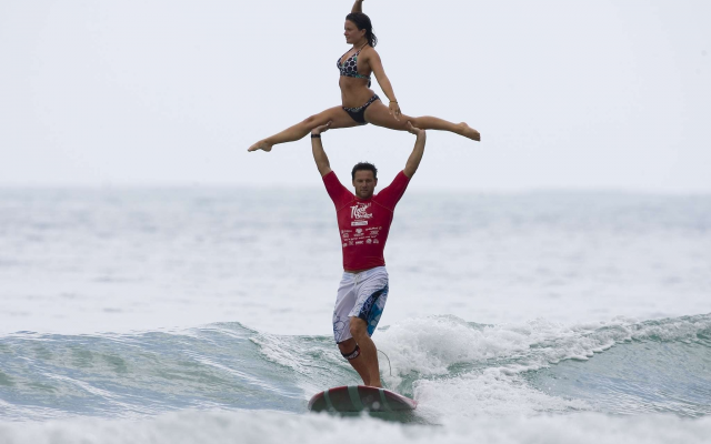 2048x1372 pix. Wallpaper tandem surfing lifts, surfing, tandem surfing, sea, ocean, couple