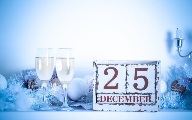 5760x3840 pix. Wallpaper candles, holidays, christmas, hoarfrost, glasses, new year, champagne, tinsel