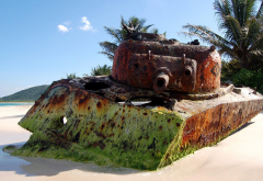abandoned tank, tank, beach, sand, rust, palm, tropical wallpaper